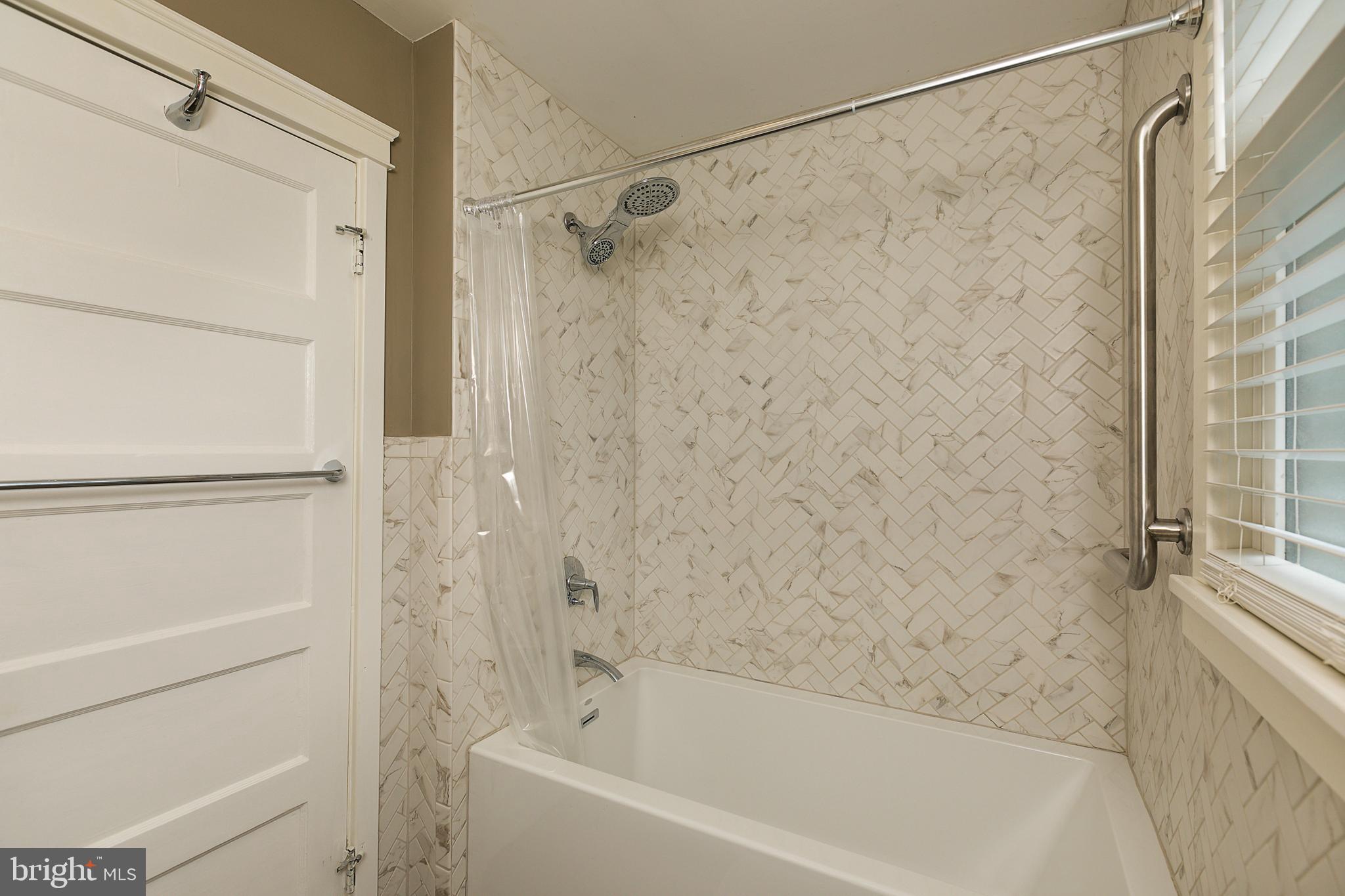 425 Westgate Road Baltimore, MD 21229 - Photo 25 of 32 a bathroom with a shower and a bath tub