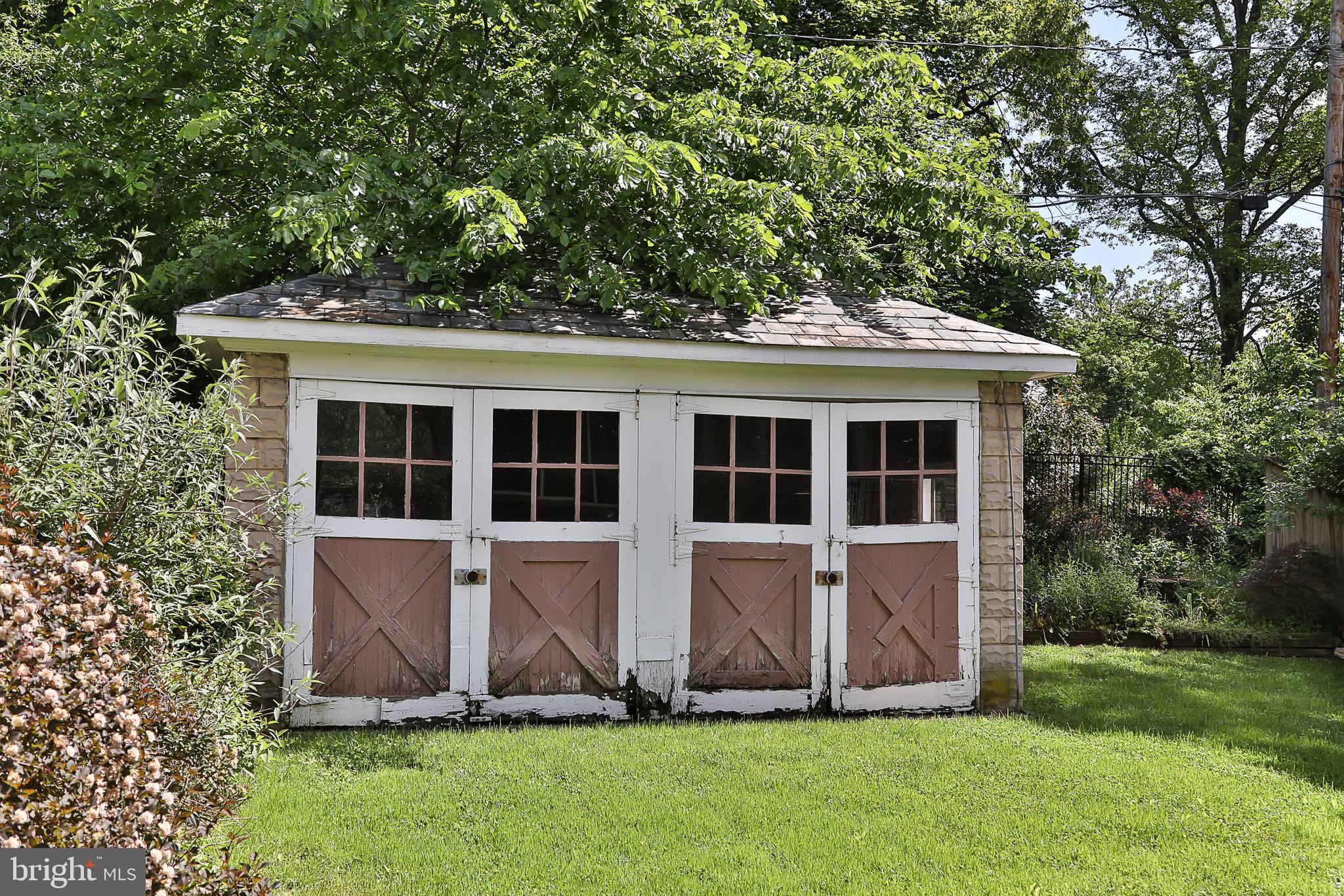 425 Westgate Road Baltimore, MD 21229 - Photo 29 of 32 front view of house with a yard