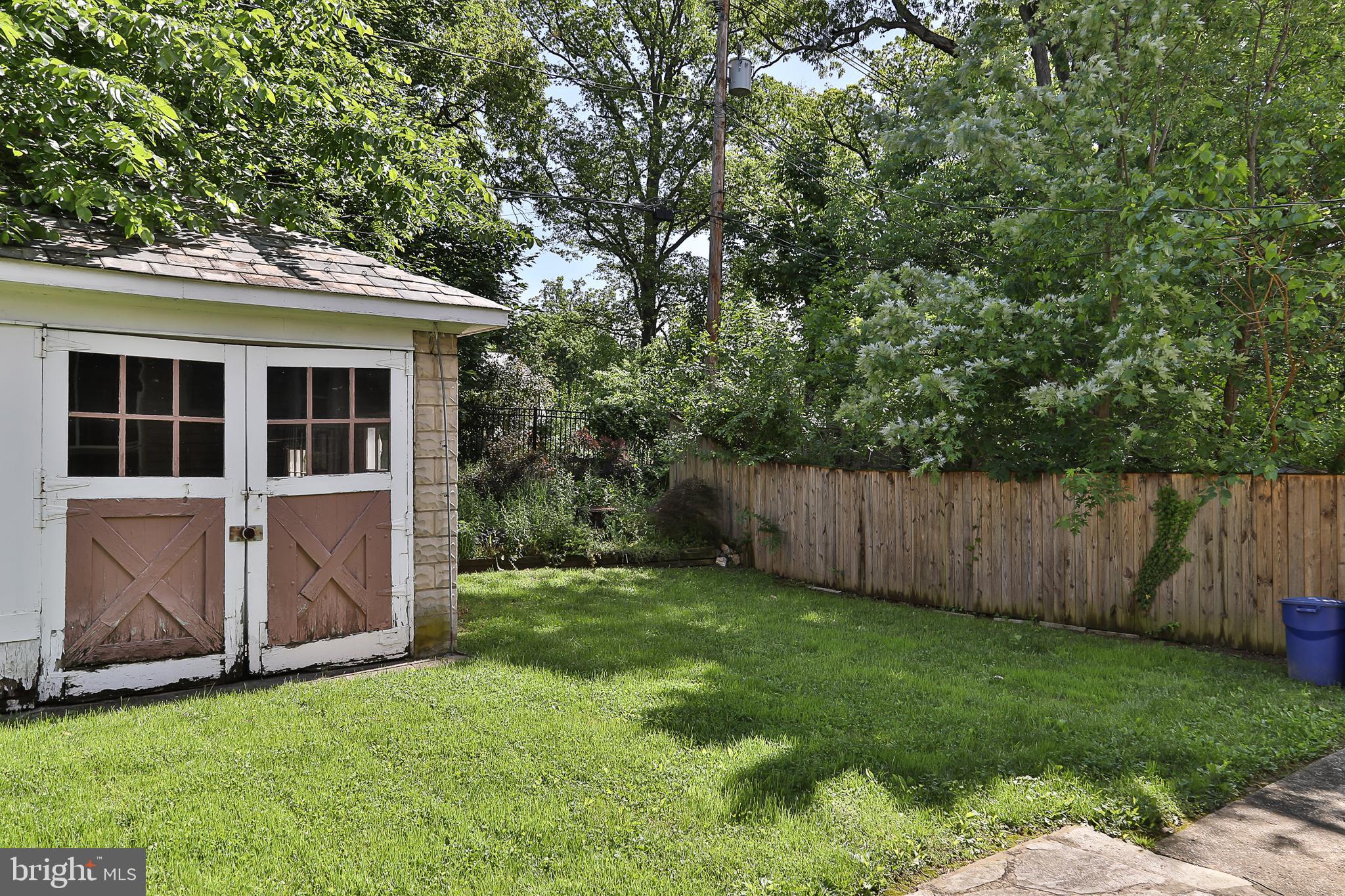 425 Westgate Road Baltimore, MD 21229 - Photo 30 of 32 a view of a backyard with small cabin