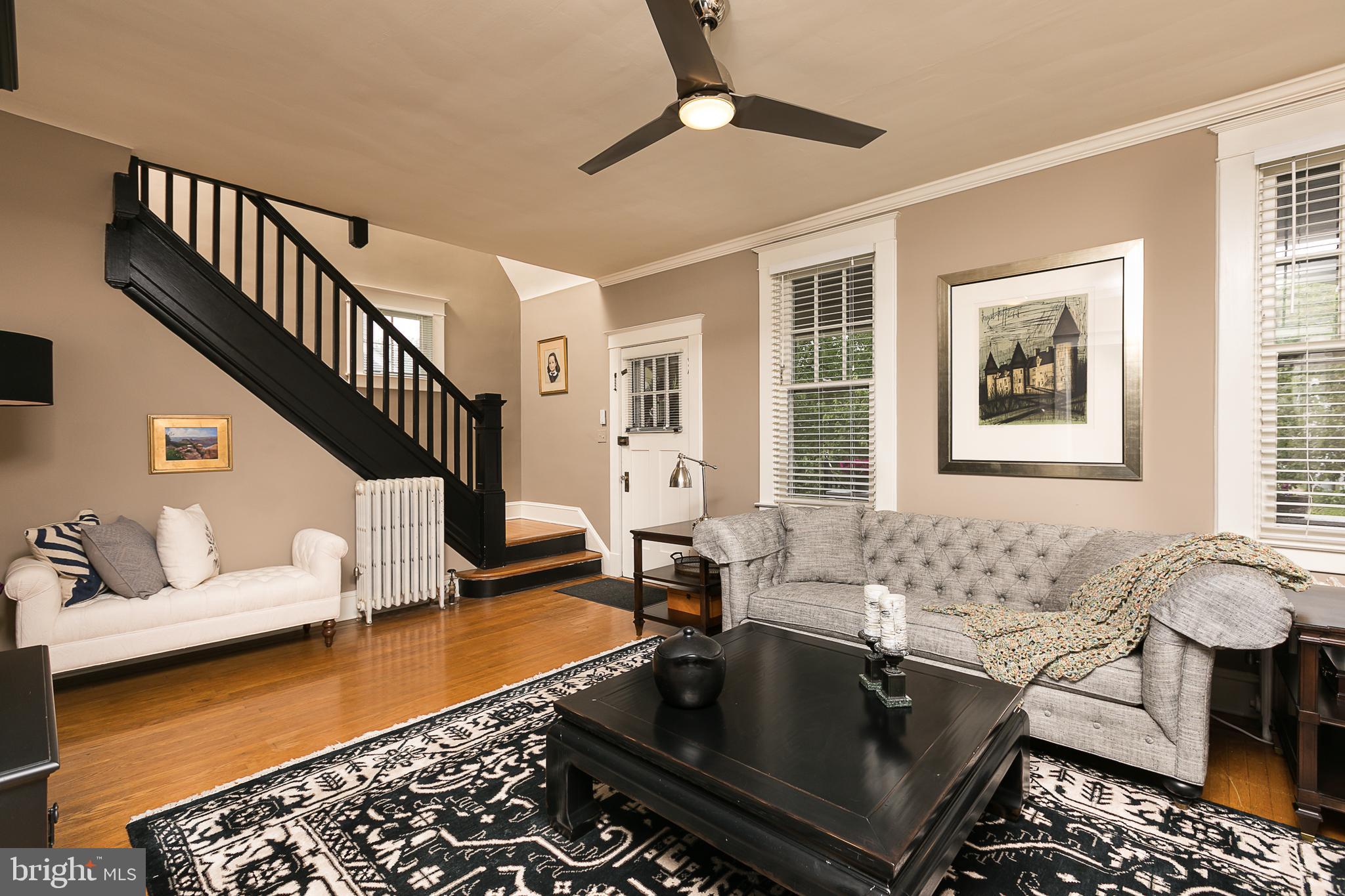 425 Westgate Road Baltimore, MD 21229 - Photo 7 of 32 a living room with furniture