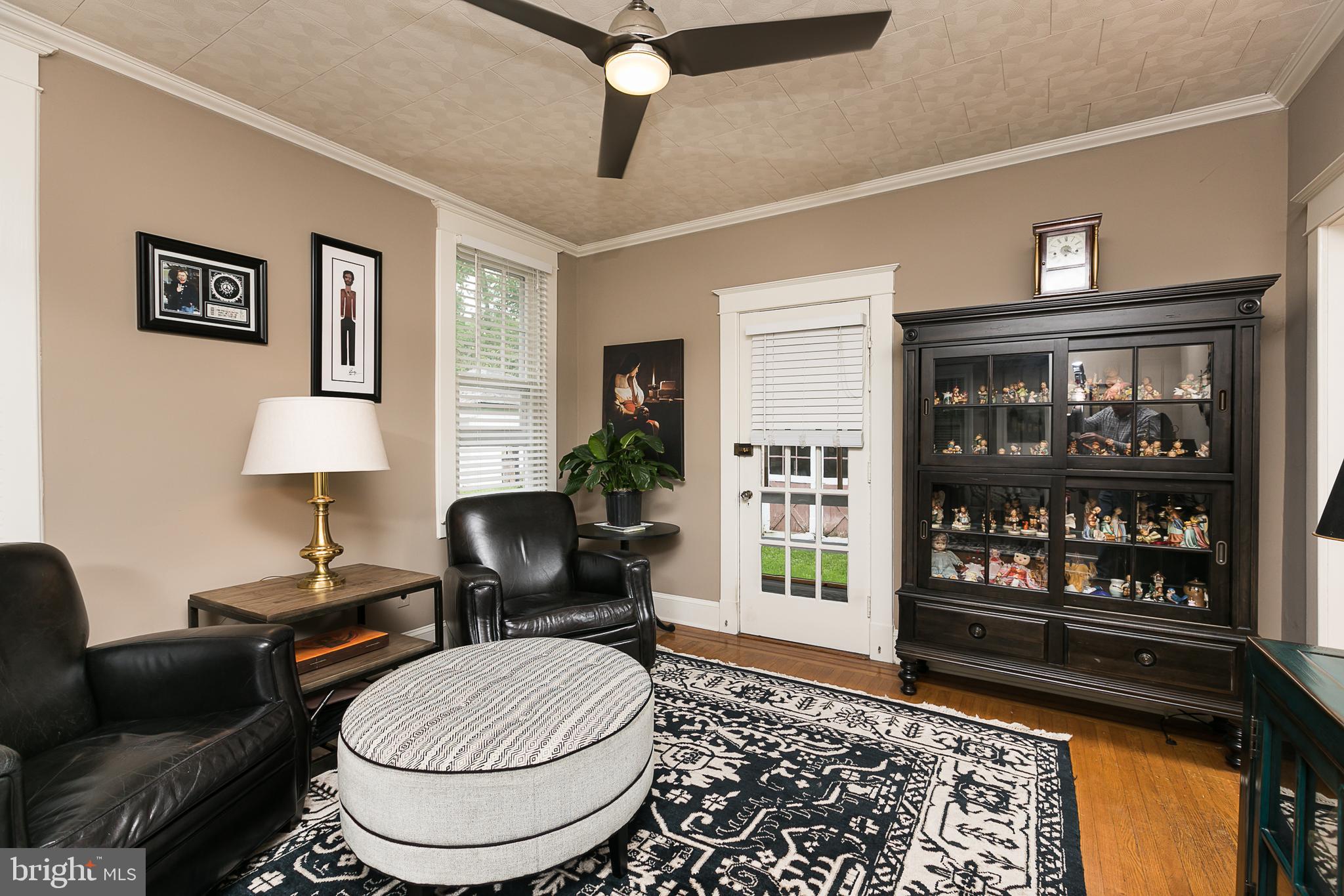 425 Westgate Road Baltimore, MD 21229 - Photo 10 of 32 a living room with furniture