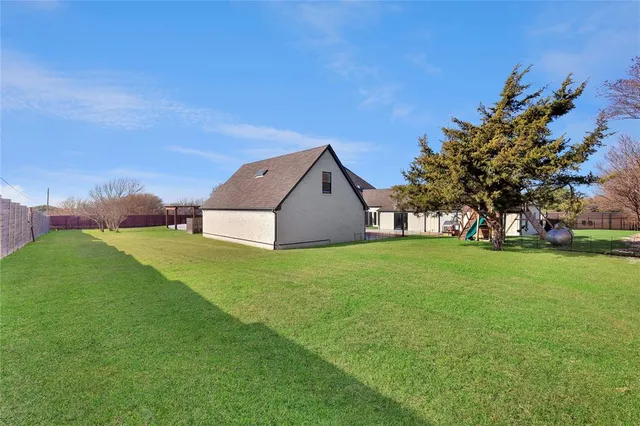 a view of a house with a big yard