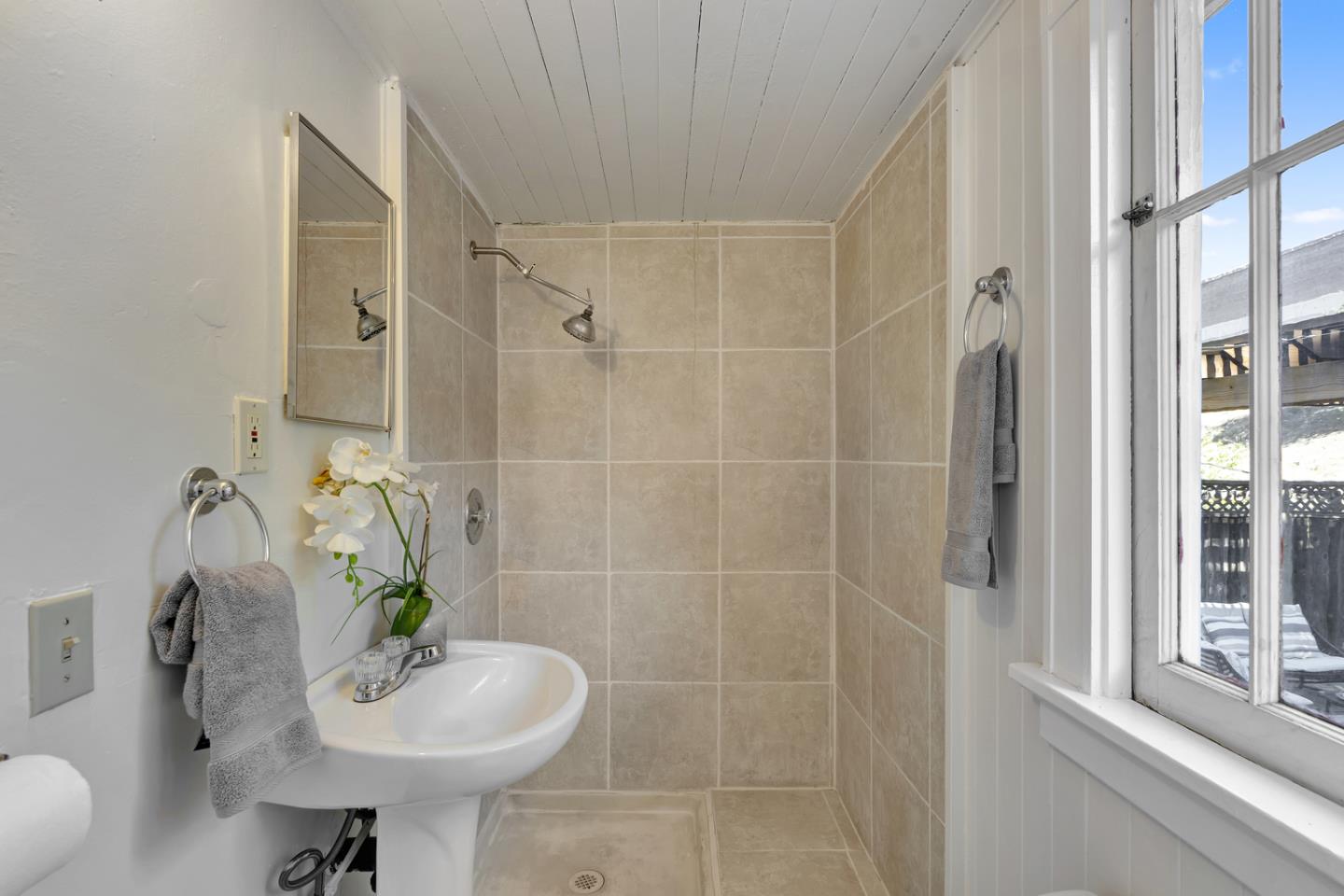 445 Northern Road San Jose, CA 95125 - Photo 20 of 42 a bathroom with a sink and a mirror