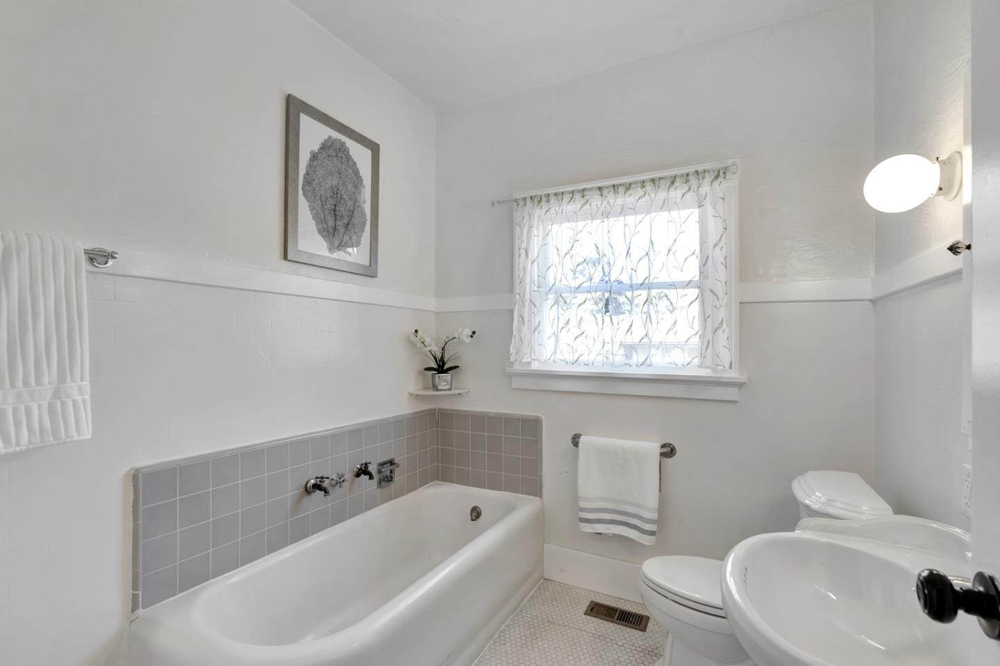 445 Northern Road San Jose, CA 95125 - Photo 21 of 42 a bathroom with a sink and a bathtub