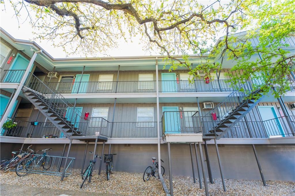 302 East 34th Street, Unit 103 Austin, TX 78705 - Photo 6 of 6 a small pool with table and chairs