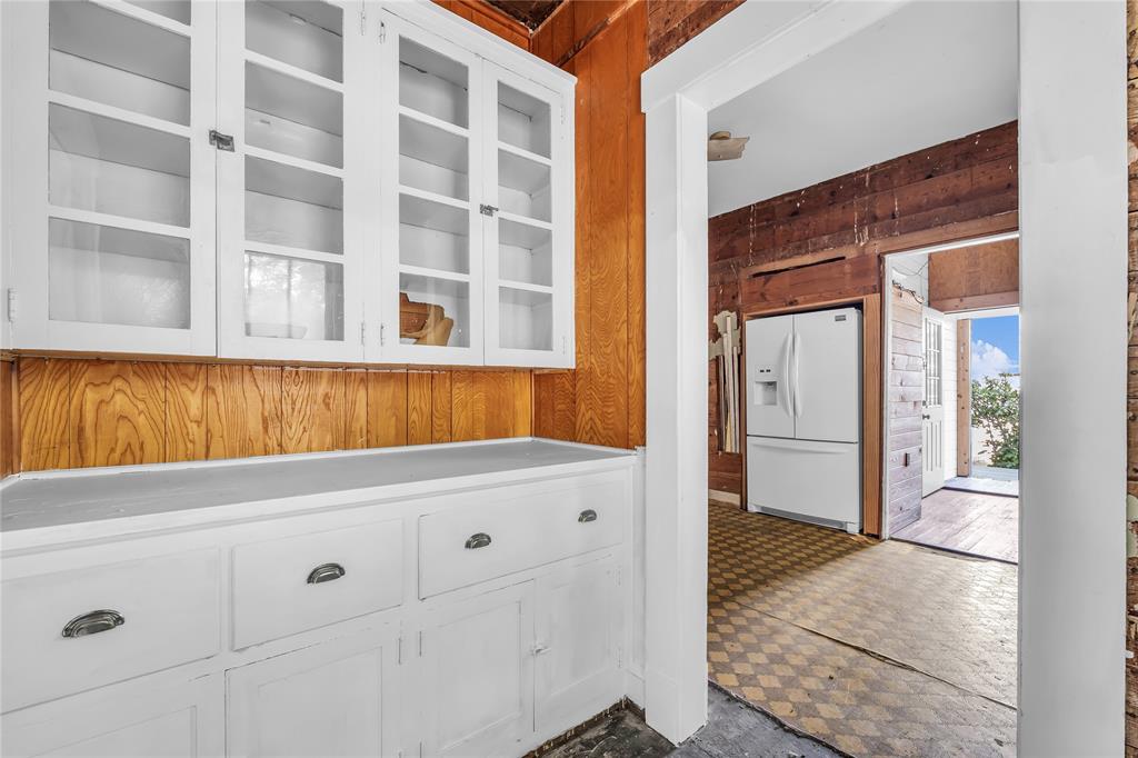 2600 Colcord Avenue Waco, TX 76707 - Photo 12 of 25 Butler's pantry
