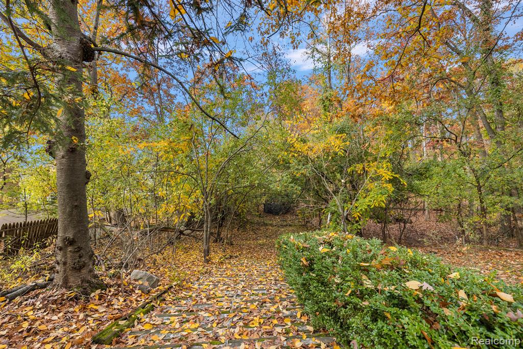 5008 Arrowhead Road West Bloomfield, MI 48323 - Photo 29 of 38 Gallery Image 29