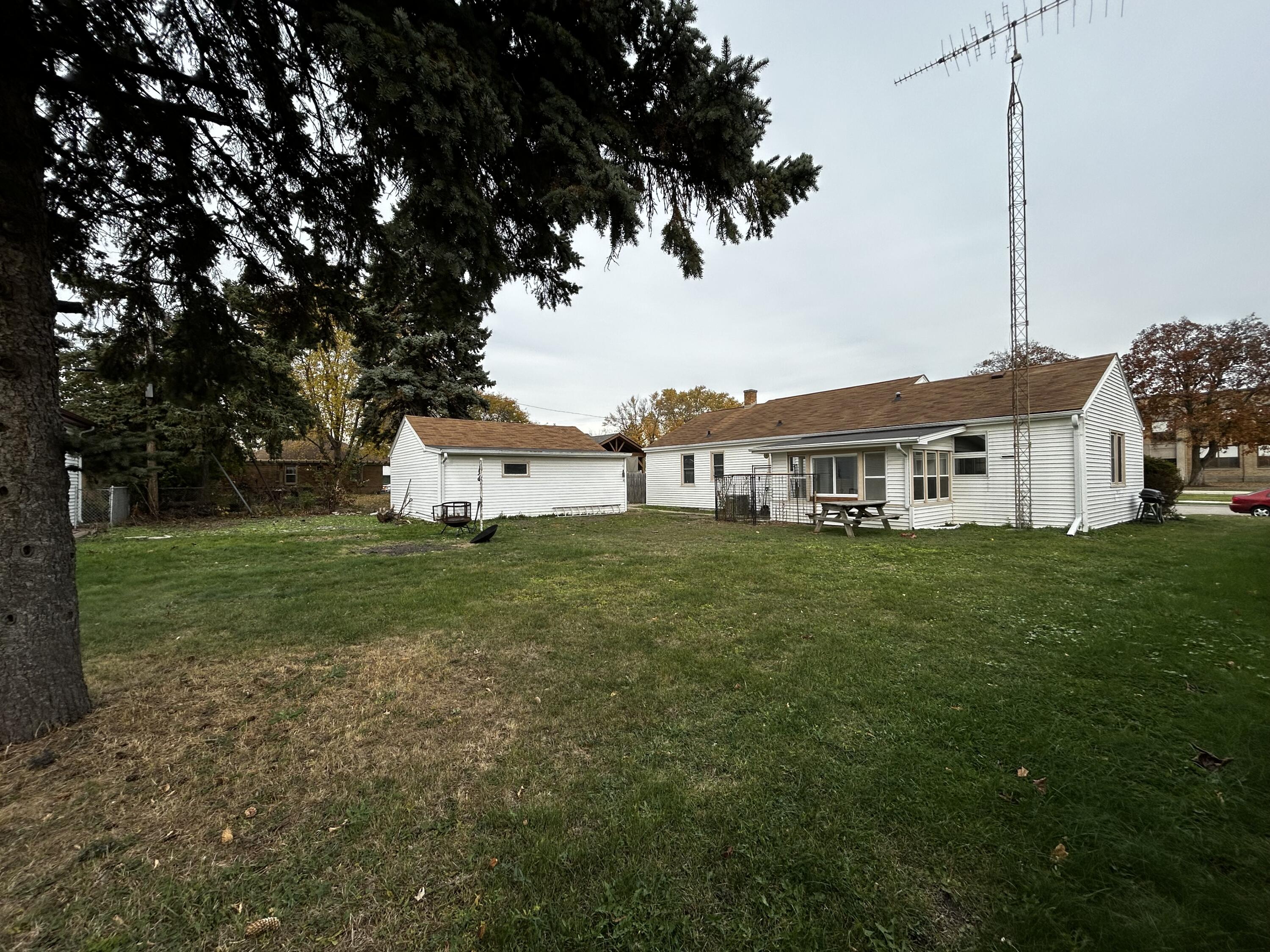 2614 Drexel Avenue Racine, WI 53403 - Photo 4 of 16 IMG_6147