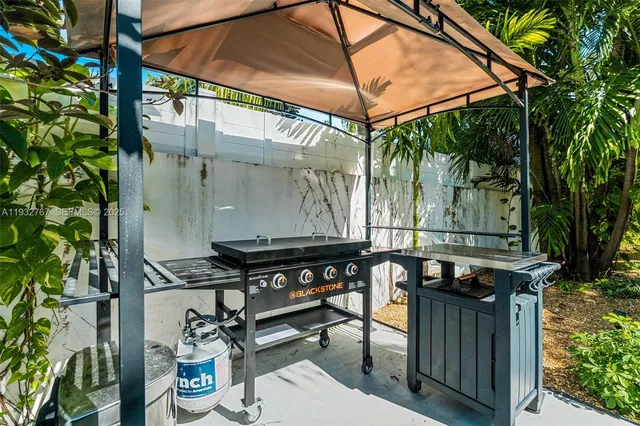 $965,000 | 517 Northeast 2nd Place, Dania Beach, FL 33004