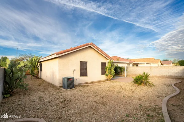 a view of a house with backyard