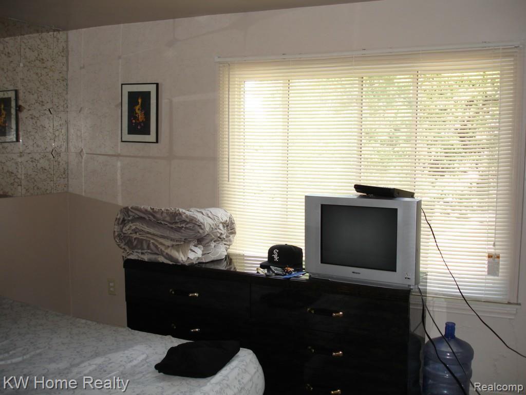 19310 Meyers Road Detroit, MI 48235 - Photo 6 of 11 Master Bedroom 1