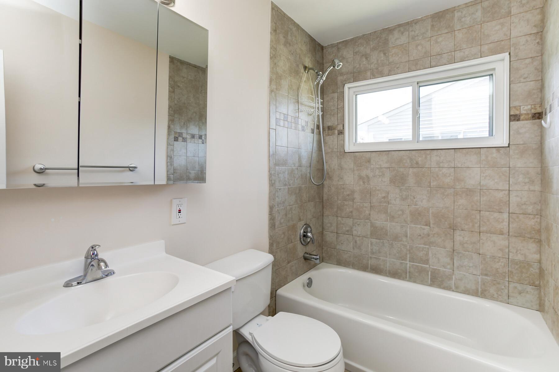1079 Southridge Road Baltimore, MD 21228 - Photo 13 of 17 Large Full Bath
