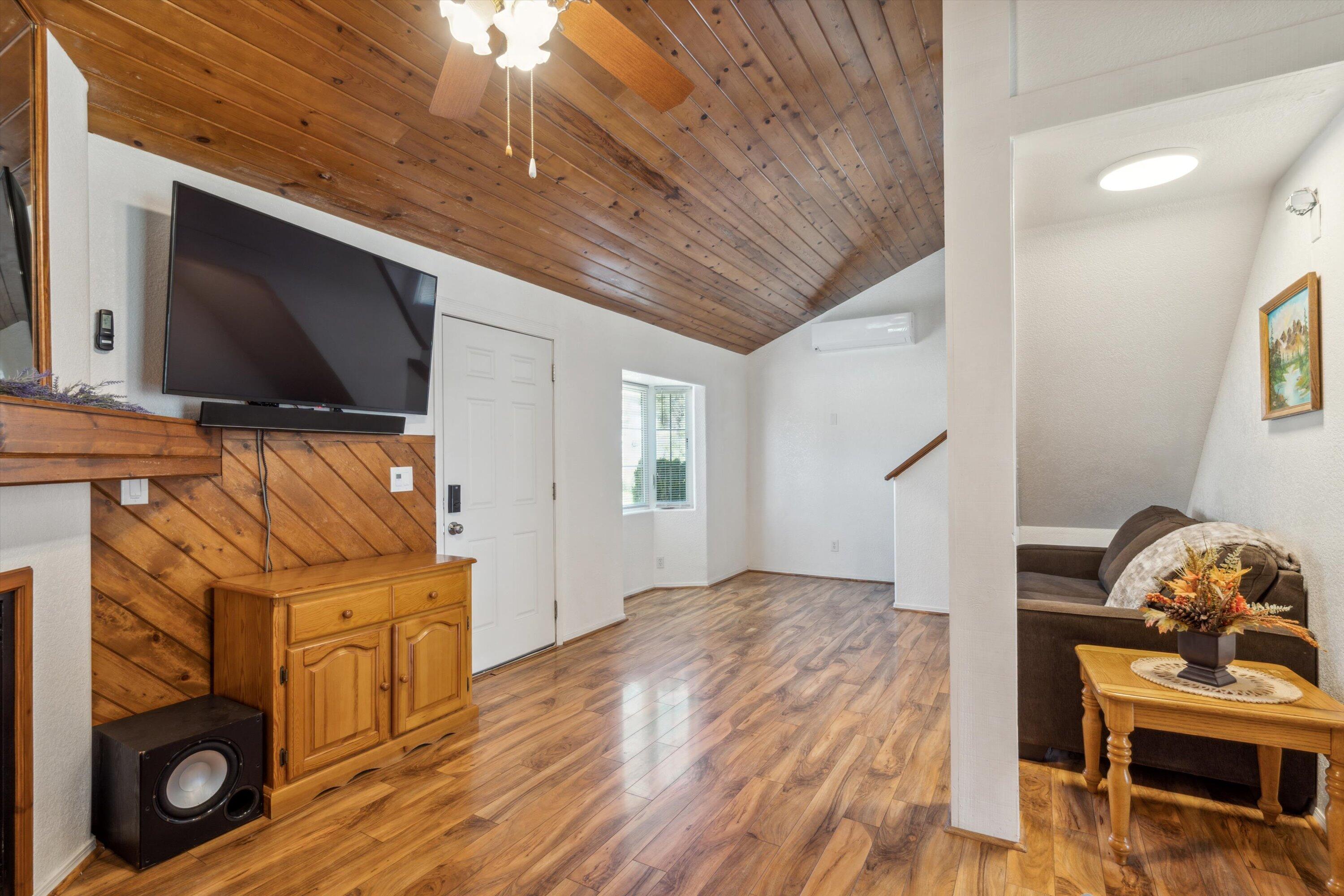 9055 Juniper Road Pine, AZ 85544 - Photo 6 of 39 08-Living Room