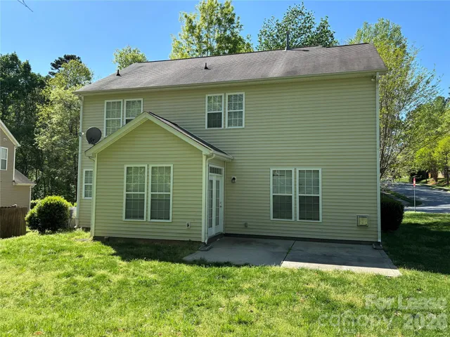 a view of a house with backyard and a garden