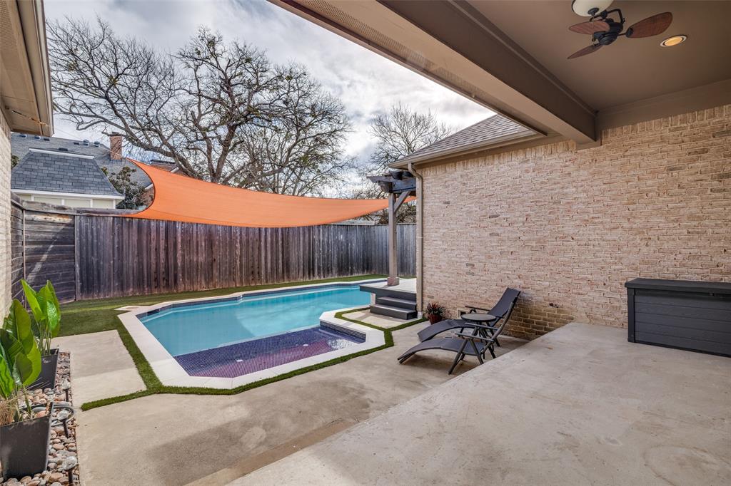 711 Ridgeview Drive Rockwall, TX 75087 - Photo 31 of 39 a backyard of a house with table and chairs