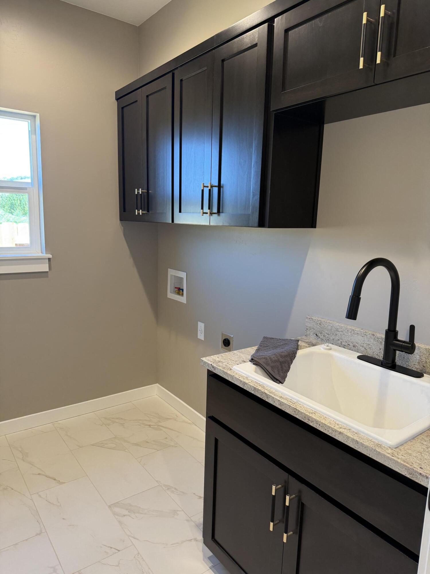 337 Quail Circle Talent, OR 97540 - Photo 21 of 25 a room with a sink and cabinets