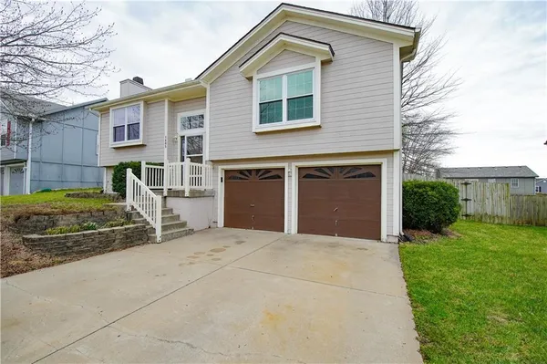 $320,000 | 1405 Magnolia Drive, Greenwood, MO 64034