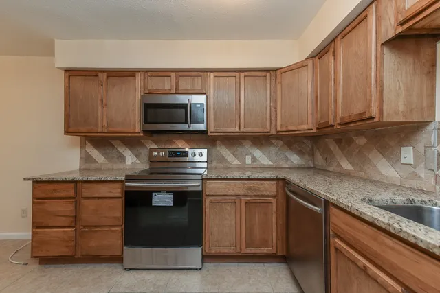 $2,550 | 18610 Anne Drive, Webster, TX 77058