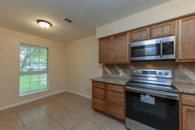 $2,550 | 18610 Anne Drive, Webster, TX 77058