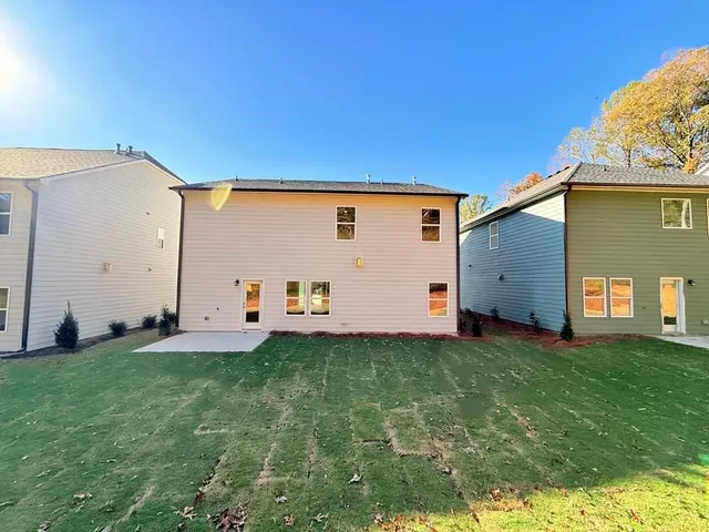 a view of back yard of the house