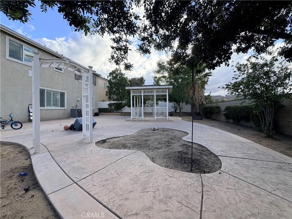 562 Quigley Lane Perris, CA 92570 - Photo 27 of 29 a view of a house with backyard and sitting area