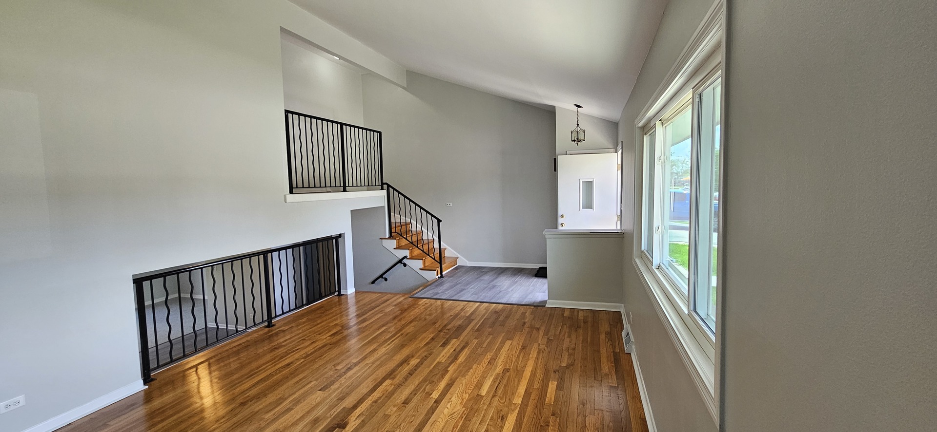 9449 Dee Road Des Plaines, IL 60016 - Photo 3 of 18