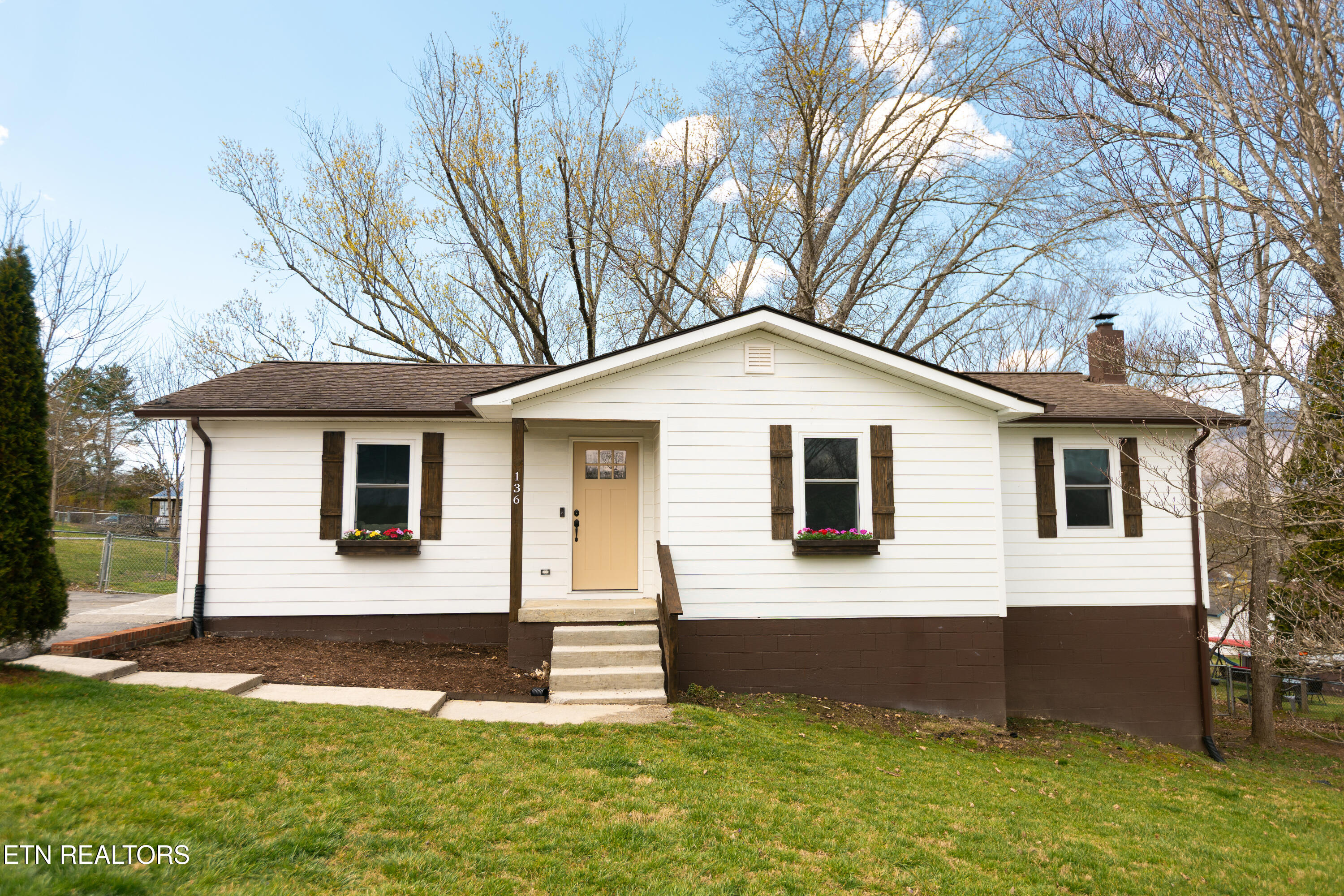 136 Springview Drive La Follette, TN 37766 - Photo 2 of 24 IMG_0121