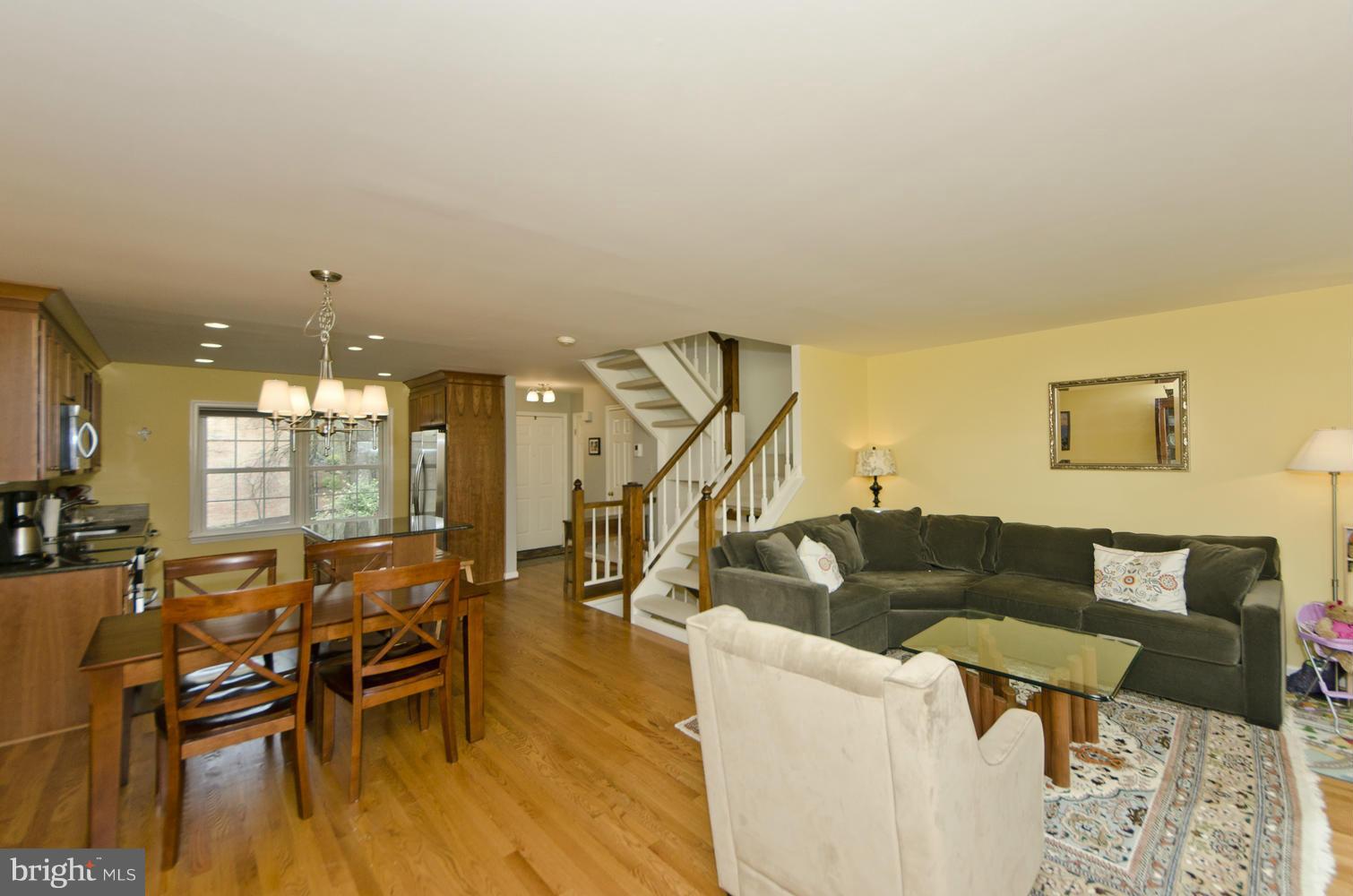 2067 South Glebe Road Arlington, VA 22206 - Photo 8 of 23 Living Room