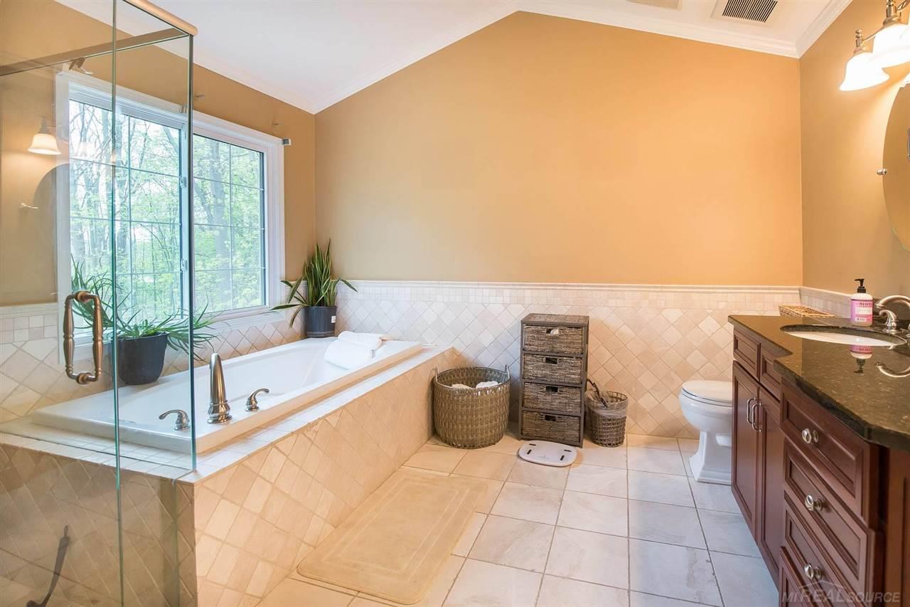 727 Lake Ridge Road Rochester, MI 48307 - Photo 27 of 40 50040875-26.JPG