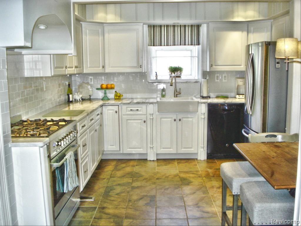 284 Fisher Road Grosse Pointe, MI 48230 - Photo 4 of 69 DSC04948.jpg