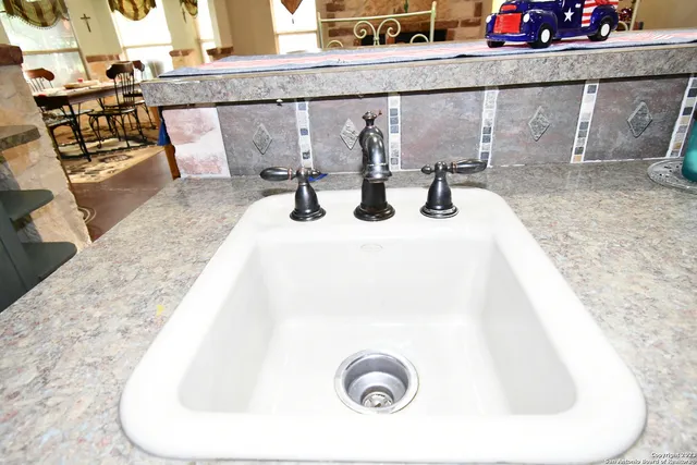 $888,000 | 8389 East E Loop 1604 S, Adkins, TX 78101