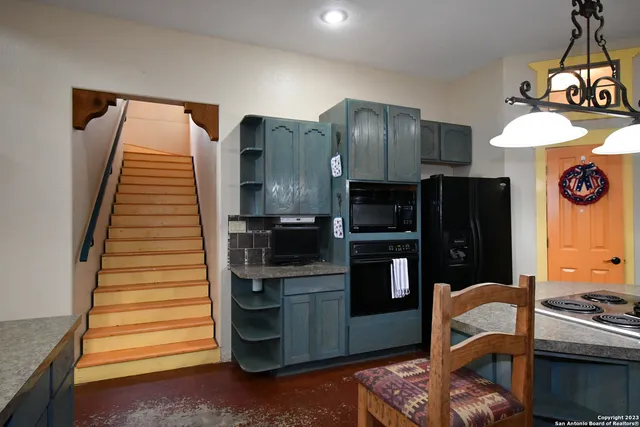 $888,000 | 8389 East E Loop 1604 S, Adkins, TX 78101