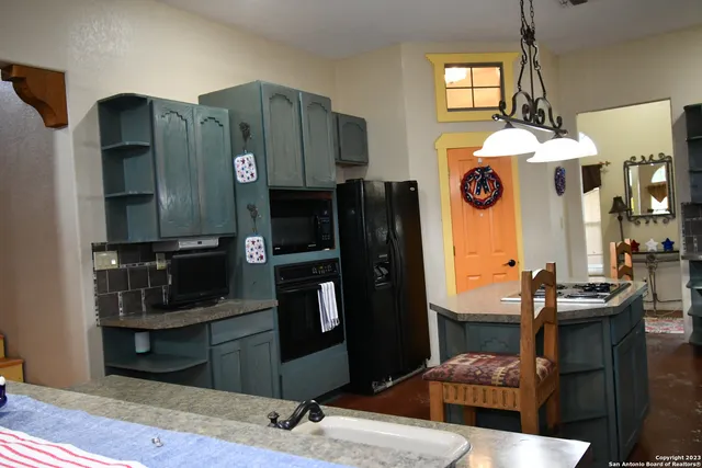 $888,000 | 8389 East E Loop 1604 S, Adkins, TX 78101