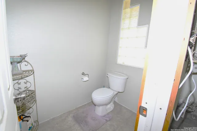 $888,000 | 8389 East E Loop 1604 S, Adkins, TX 78101