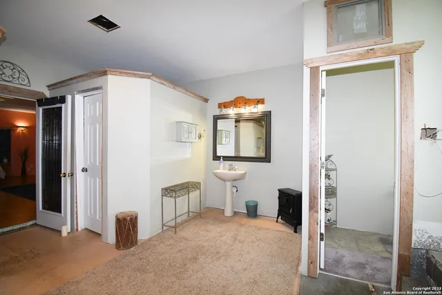 $888,000 | 8389 East E Loop 1604 S, Adkins, TX 78101