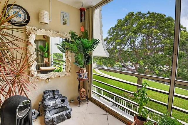 a view of entryway with a flower pot