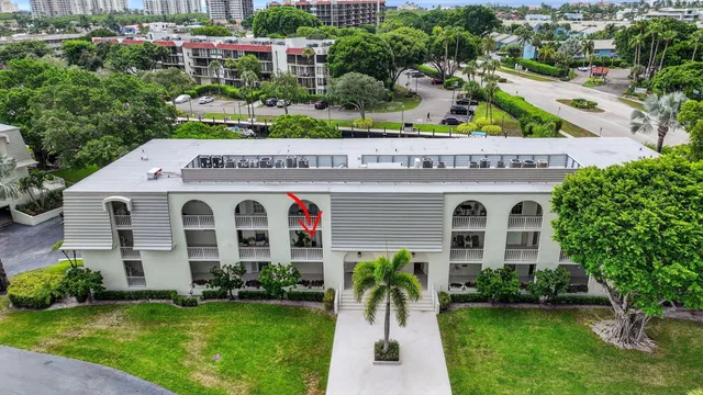 a view of a yard in front of house