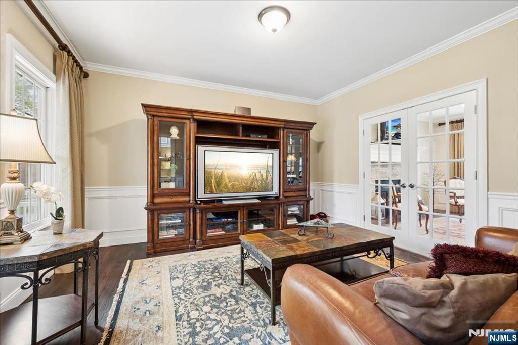 8 Forest Drive Mendham, NJ 07945 - Photo 7 of 43 a living room with furniture and a flat screen tv