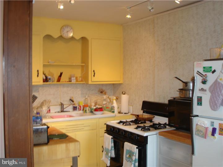 7664 Sherwood Road Philadelphia, PA 19151 - Photo 4 of 11 Kitchen