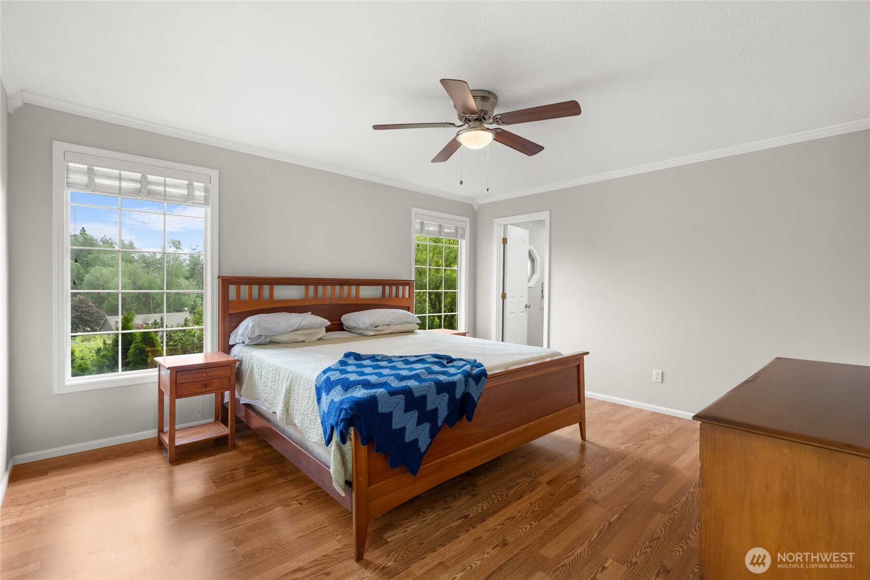 10 Jeffery Place Longview, WA 98632 - Photo 19 of 40 a bedroom with a bed and window