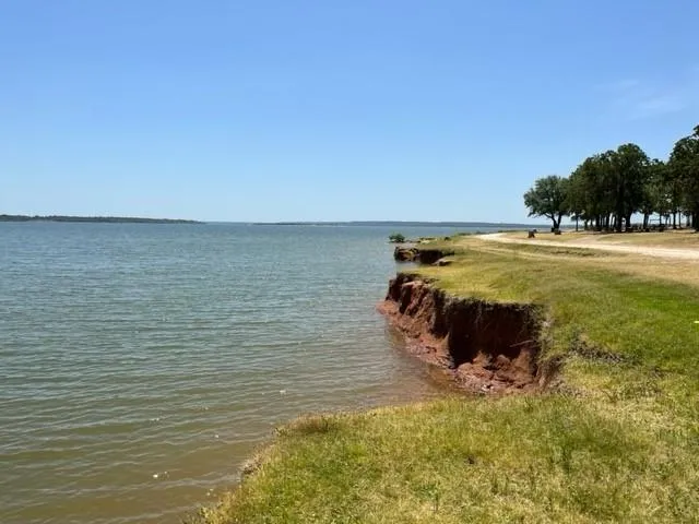 a view of room with an ocean