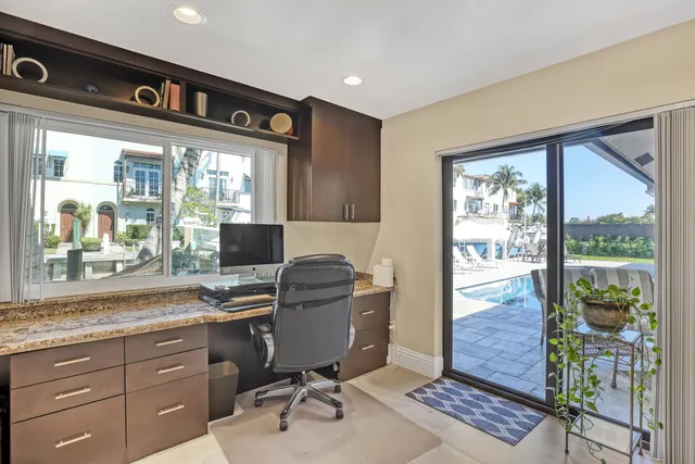 a view of the patio of the house