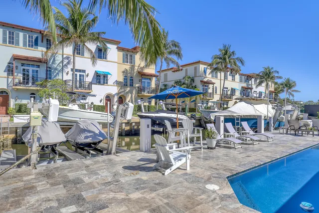 a view of a house with backyard and porch