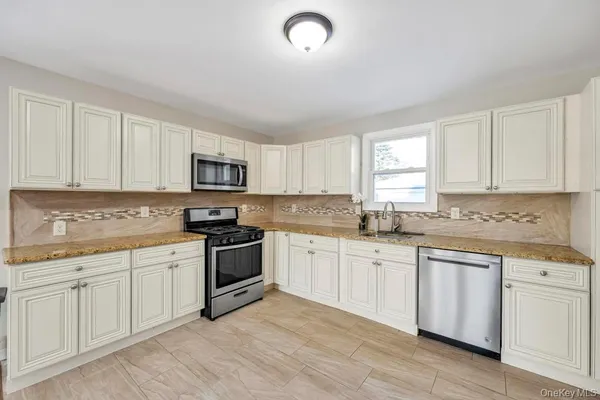 $1,169,888 | 32 Longfellow Avenue, Westbury, NY 11590