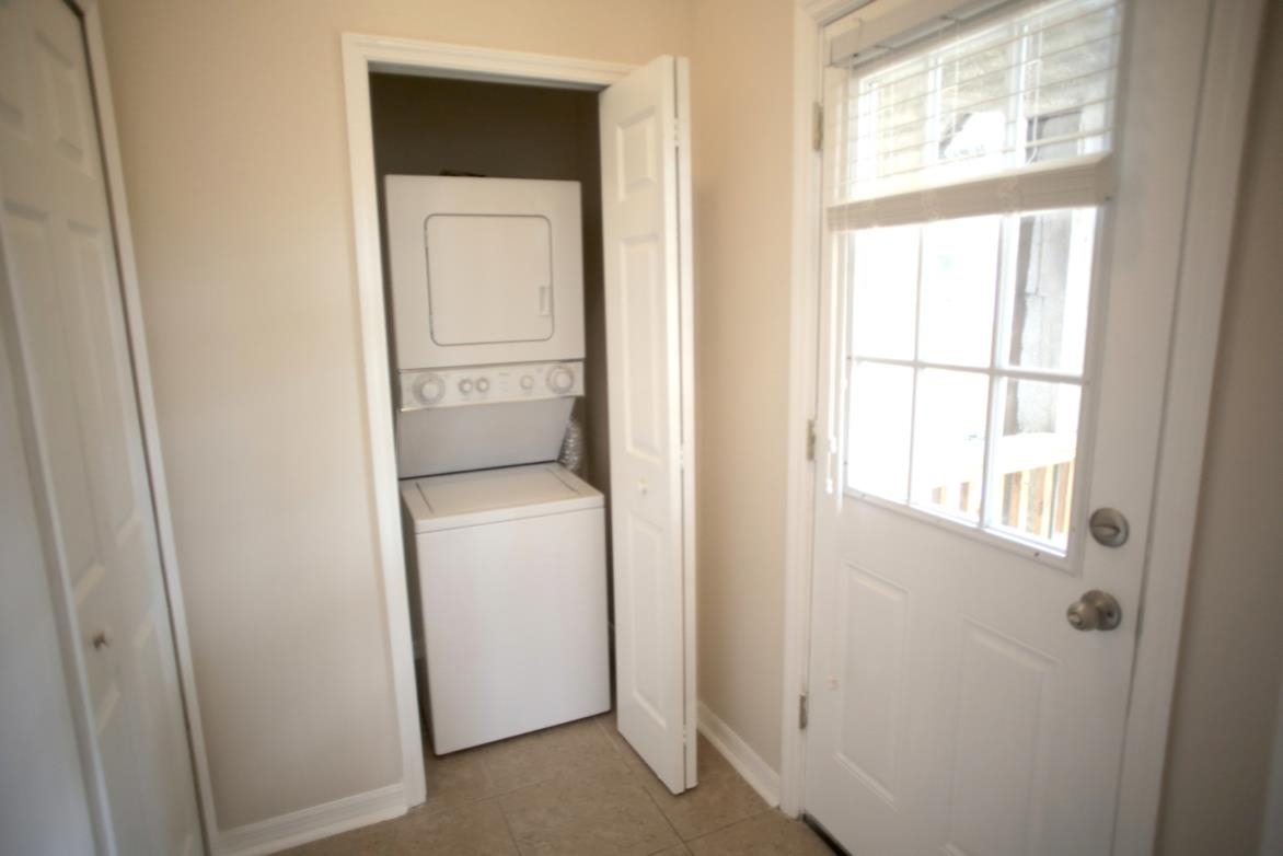 78 Riberia Street St. Augustine, FL 32084 - Photo 20 of 38 a room that has a window in it and a window