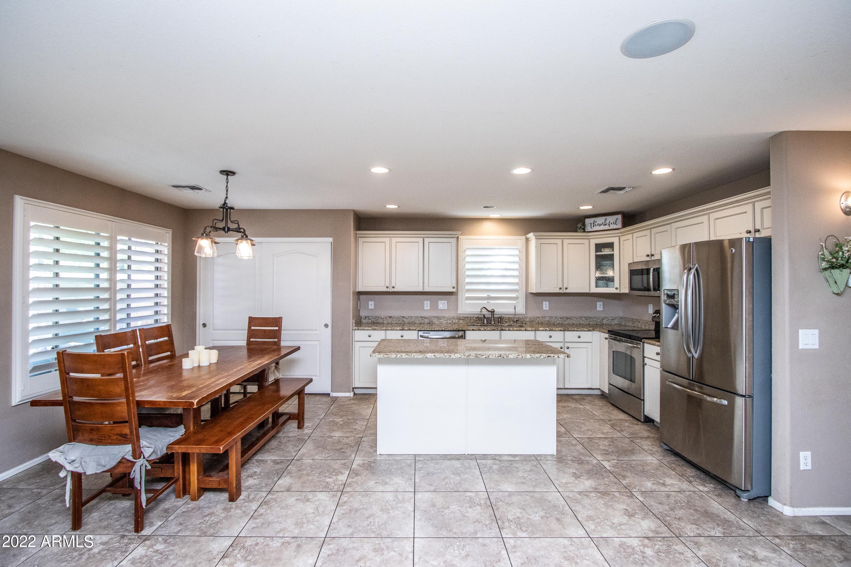 3461 South Rim Road Gilbert, AZ 85297 - Photo 4 of 32 Kitchen2_frmGrtRm