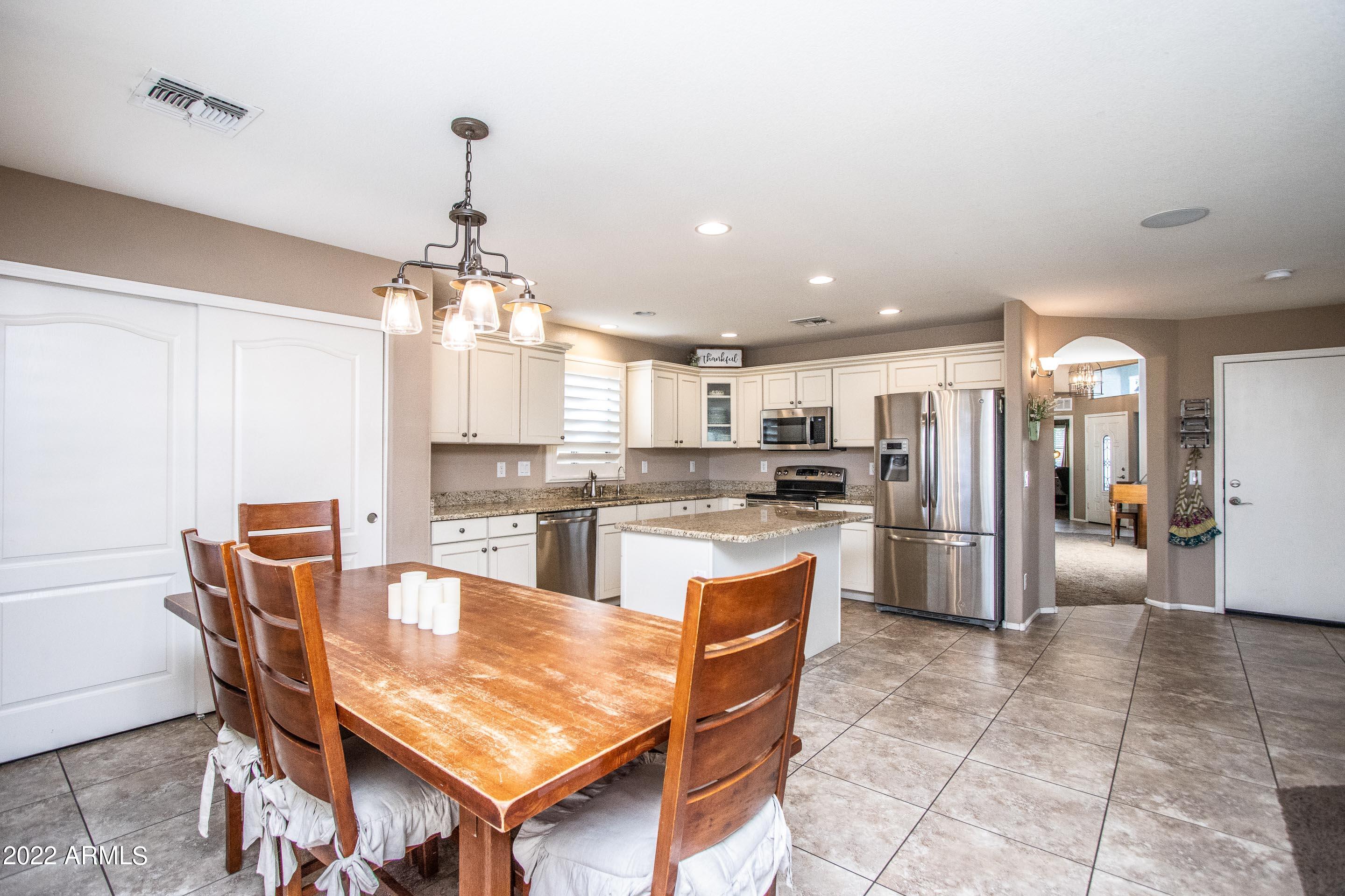 3461 South Rim Road Gilbert, AZ 85297 - Photo 5 of 32 Kitchen2_FrmEatIn