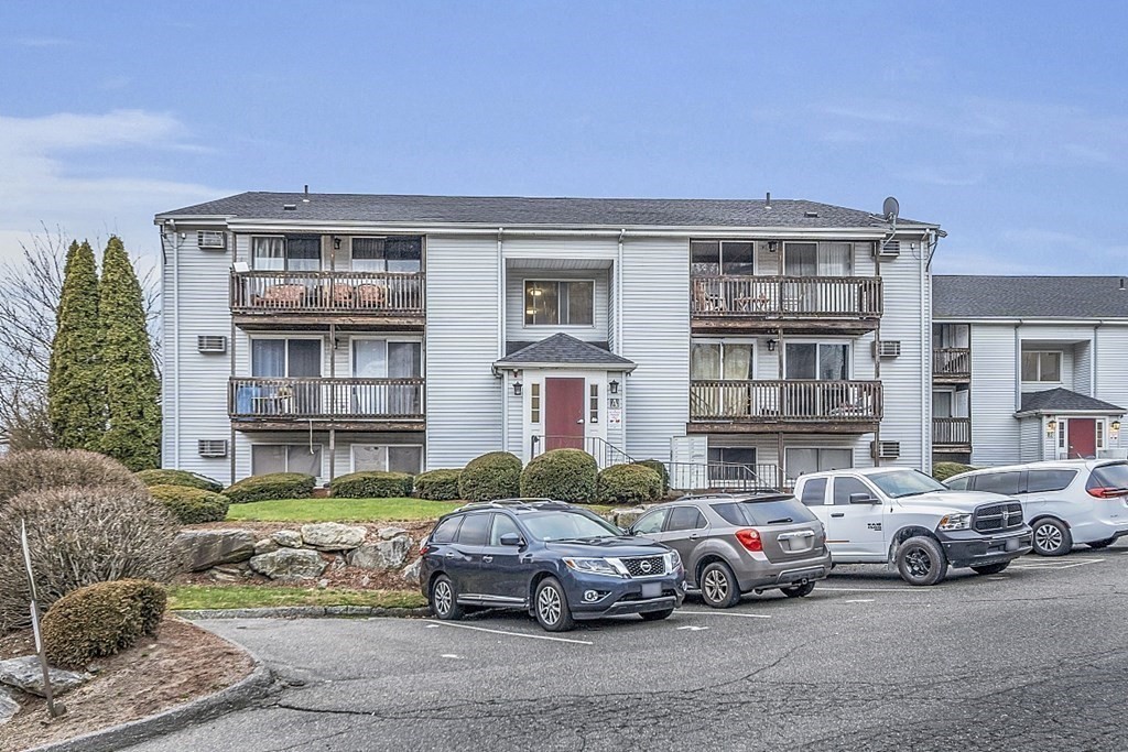 11 Gibbs Street, Unit A6 Worcester, MA 01607 - Photo 4 of 26 a front view of a residential apartment building with a yard