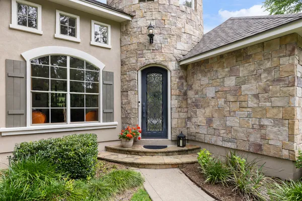 $1,100,000 | 107 East Mirror Ridge Circle, The Woodlands, TX 77382