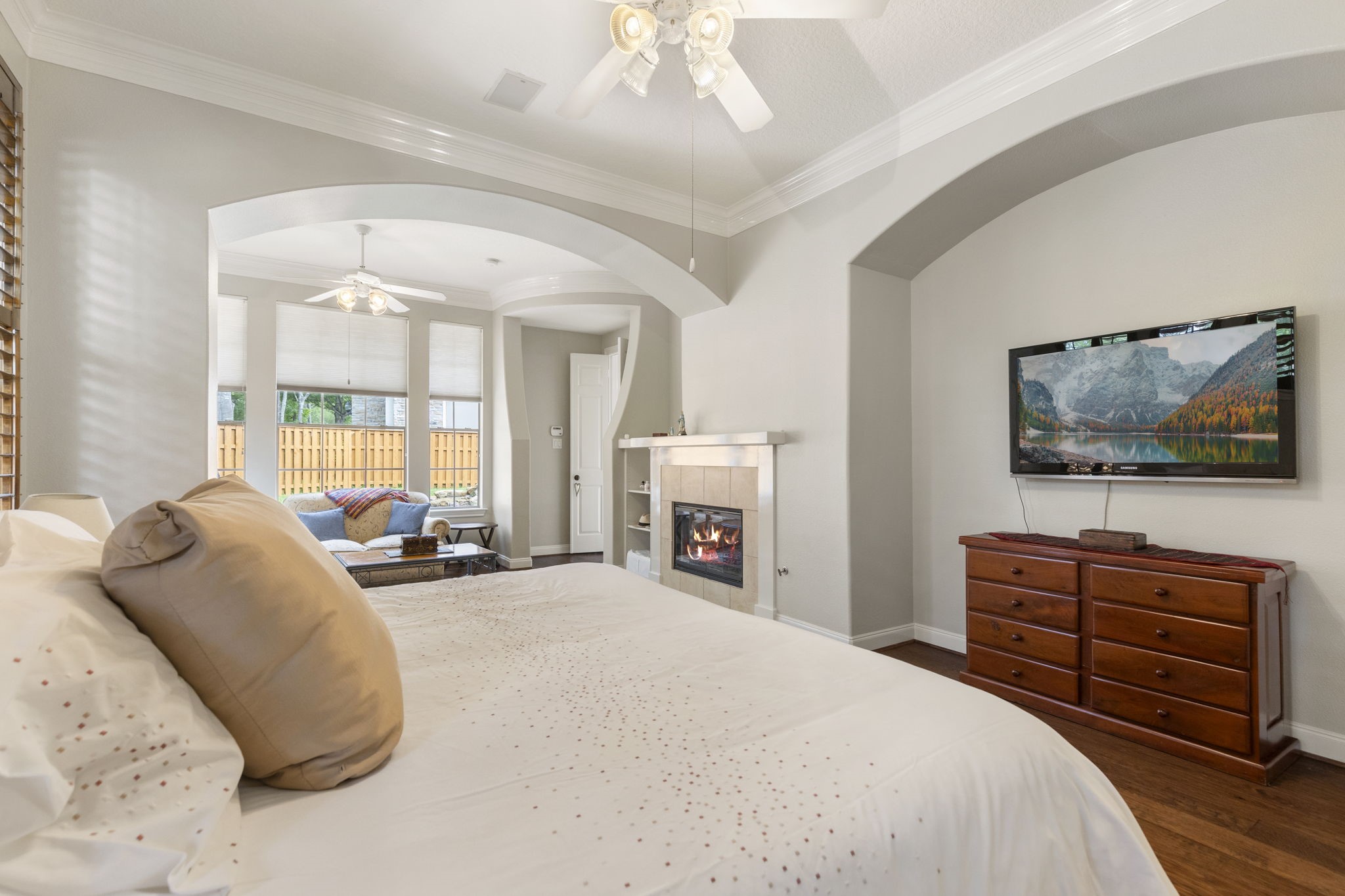 107 East Mirror Ridge Circle The Woodlands, TX 77382 - Photo 31 of 47 a spacious bedroom with a bed and a flat screen tv